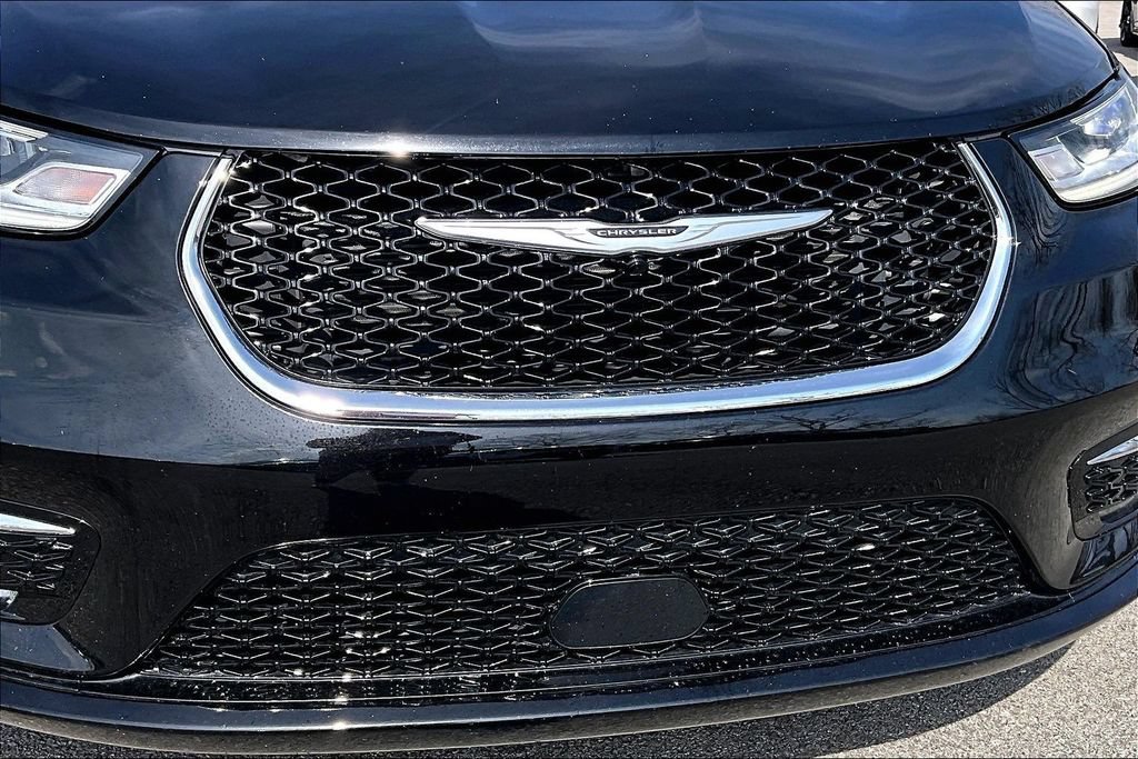 Used 2024 Chrysler Pacifica Touring-L FWD image 39