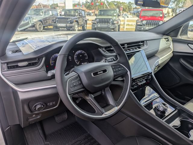 New 2025 Jeep Grand Cherokee Laredo w/ Luxury Tech Group I AWD/4WD image 30