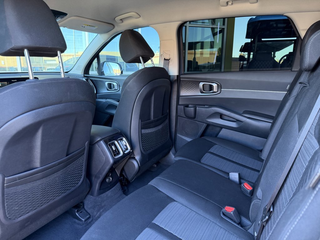Used 2024 Kia Sorento LX image 32