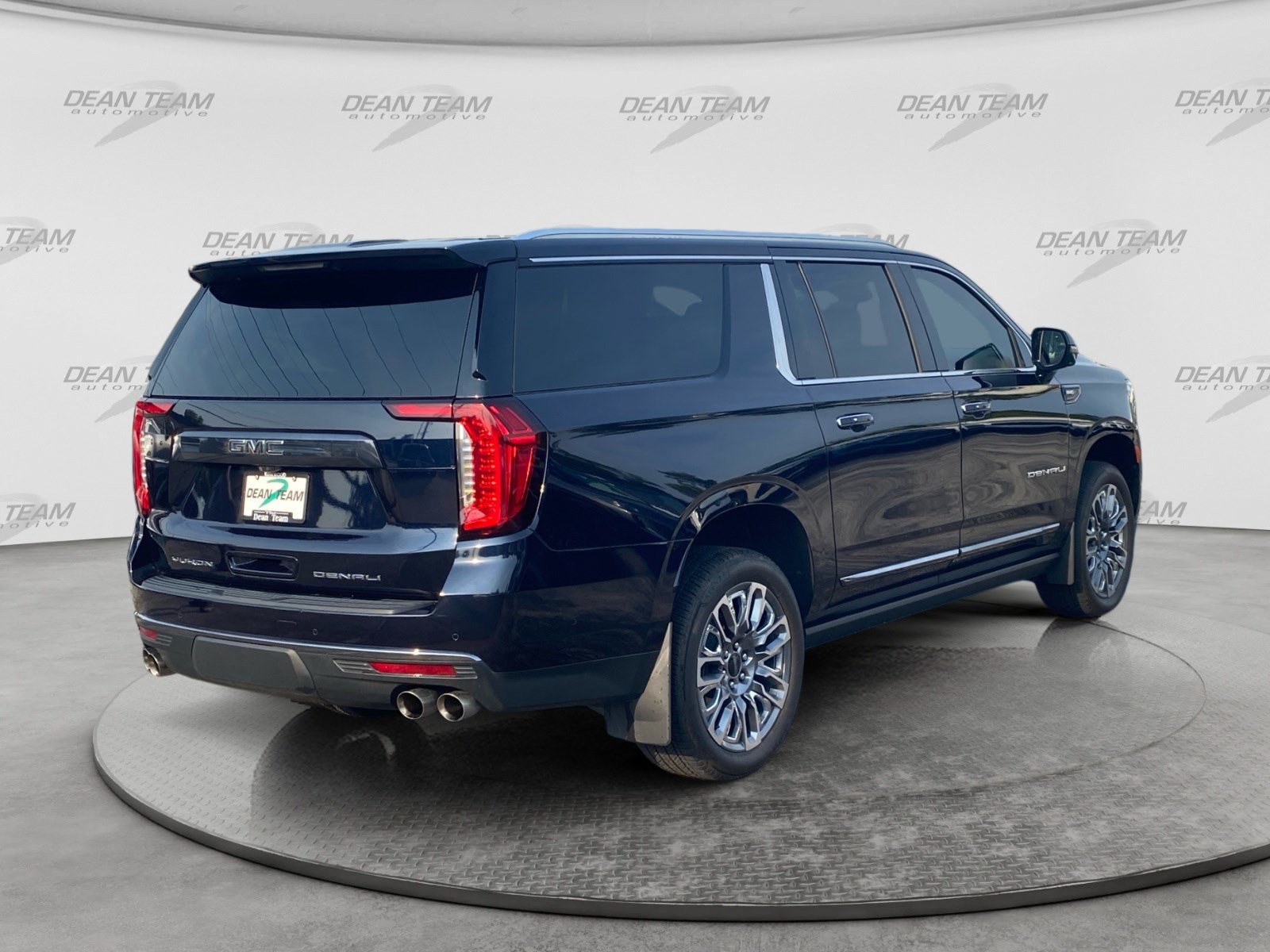 Used 2023 GMC Yukon XL Denali Ultimate w/ LPO, Floor Liner Package AWD/4WD image 8