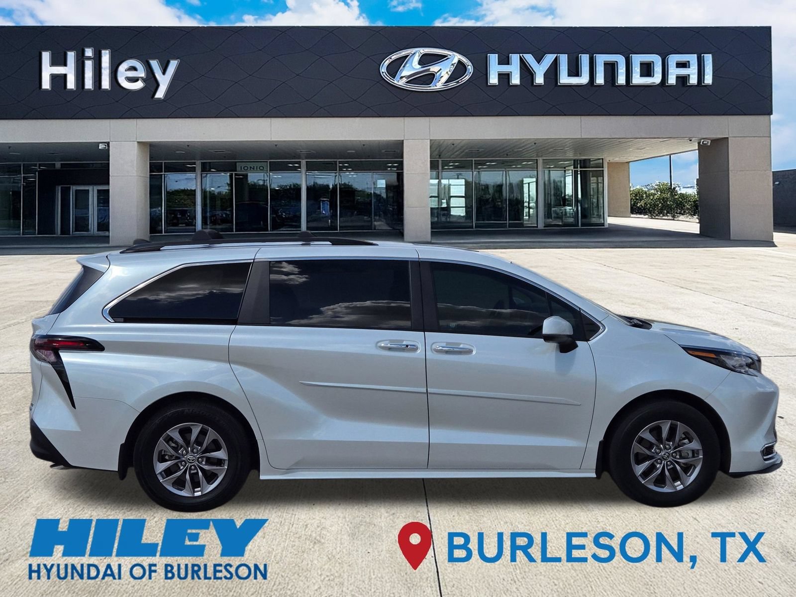 Used 2023 Toyota Sienna XLE FWD image 3
