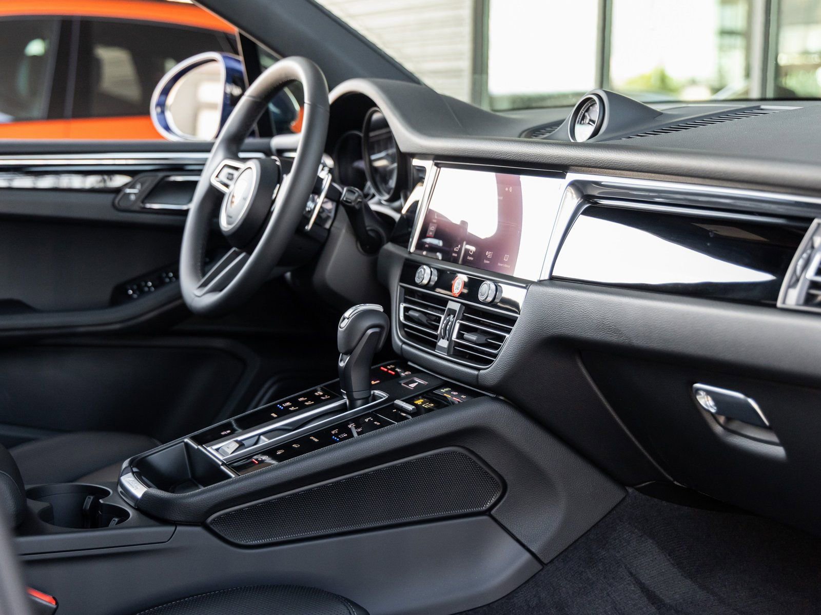 Certified 2025 Porsche Macan image 40