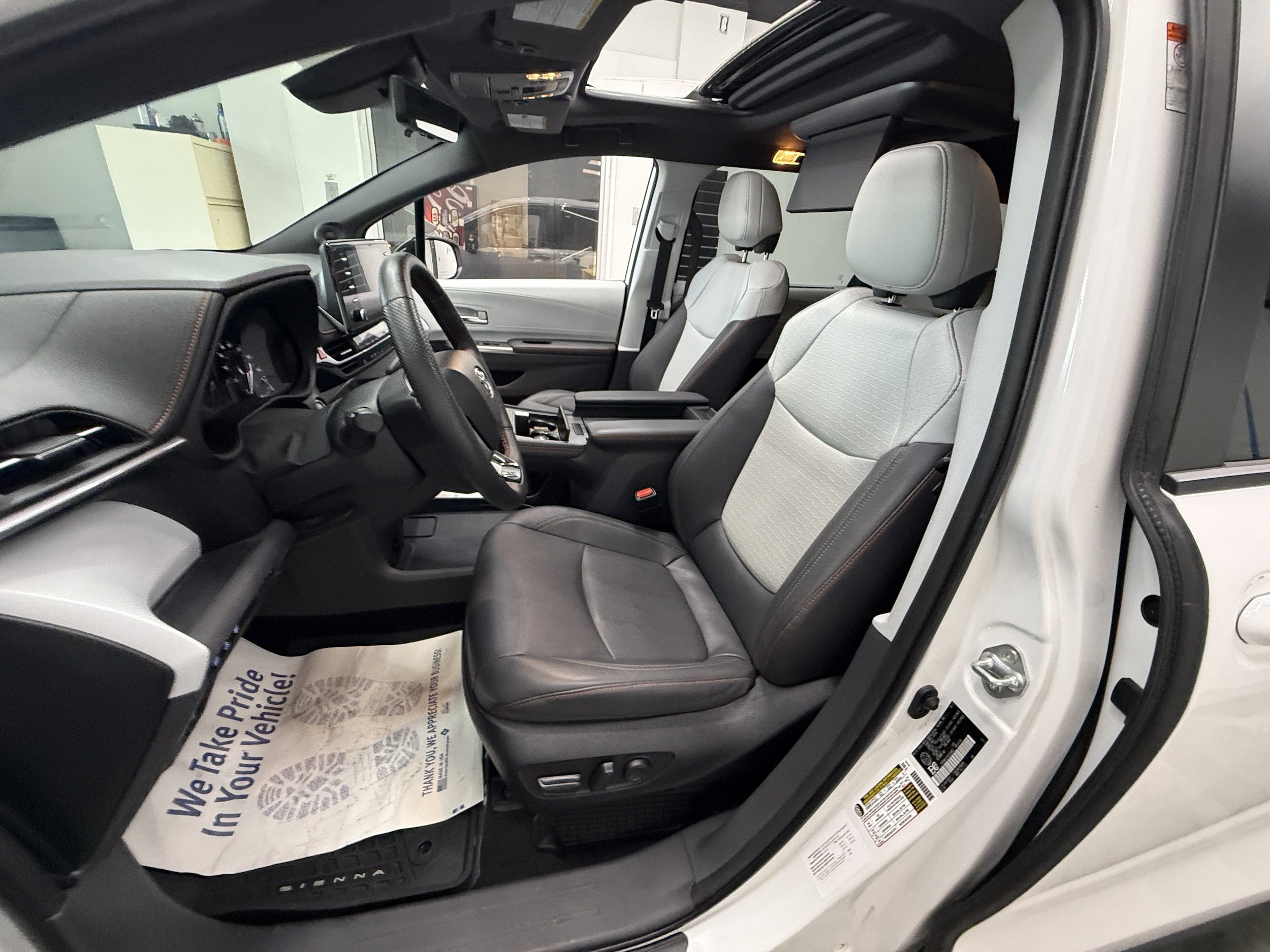 Used 2023 Toyota Sienna XLE FWD image 13