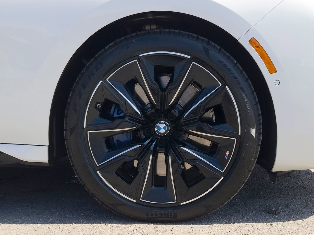 Used 2023 BMW 740i w/ Parking Assistance Package image 7