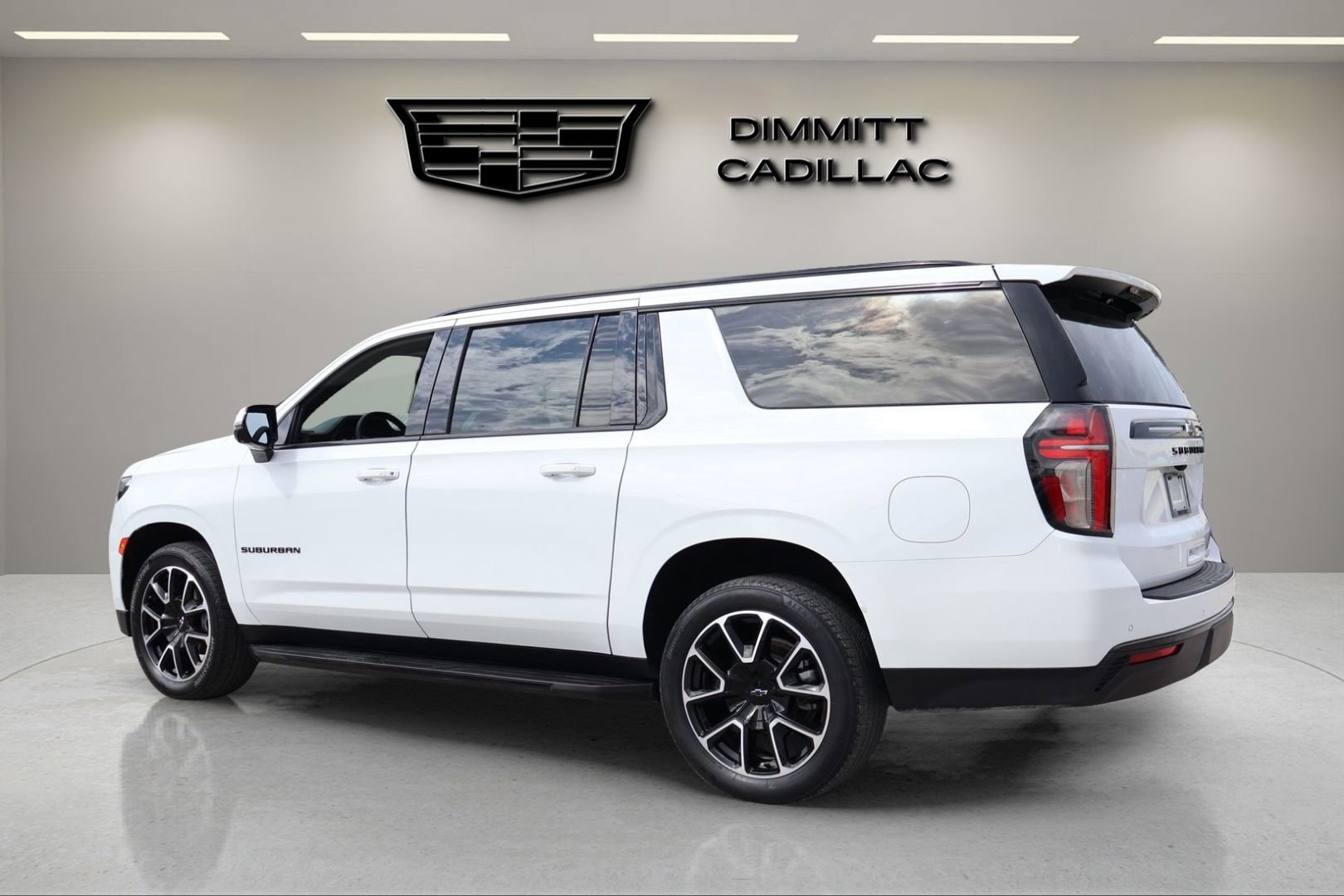 Used 2023 Chevrolet Suburban RST w/ Luxury Package RWD image 3