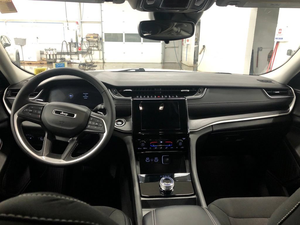 Used 2024 Jeep Grand Cherokee Laredo AWD/4WD image 7