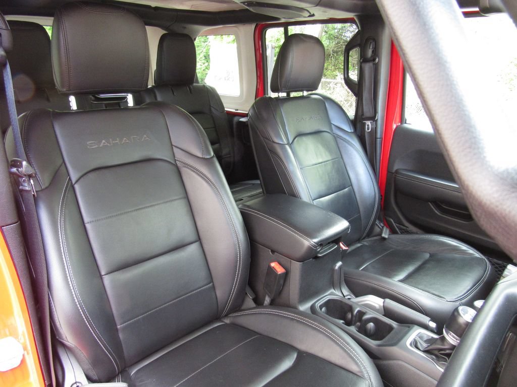 Used 2018 Jeep Wrangler Unlimited Sahara w/ Uconnect 4C Nav & Sound Group AWD/4WD image 20
