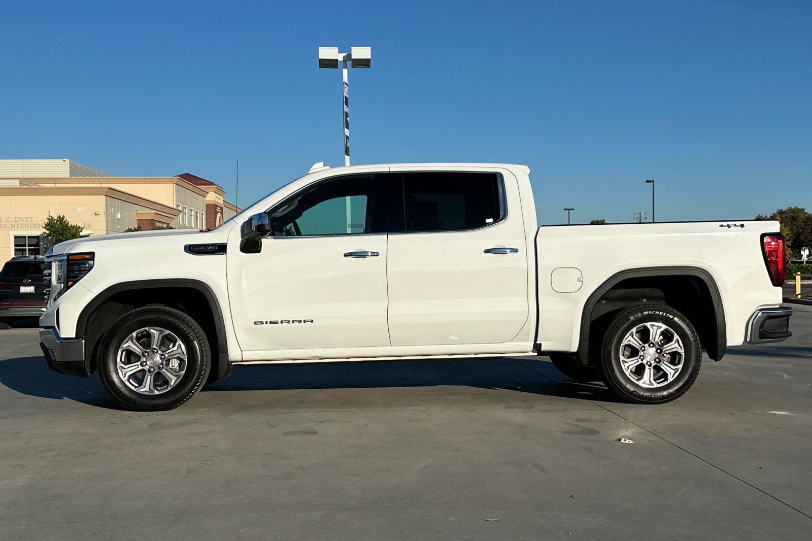 Used 2025 GMC Sierra 1500 SLT image 3