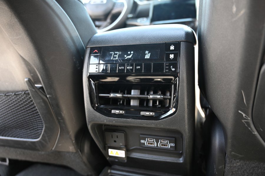 Used 2024 Jeep Grand Cherokee L Limited w/ Luxury Tech Group II AWD/4WD image 24