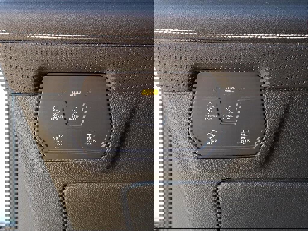 Used 2024 Volkswagen Atlas SE image 17