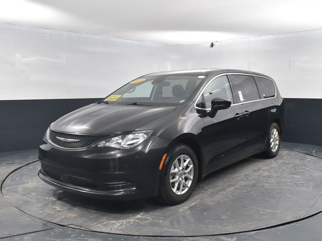 Used 2023 Chrysler Voyager LX image 4
