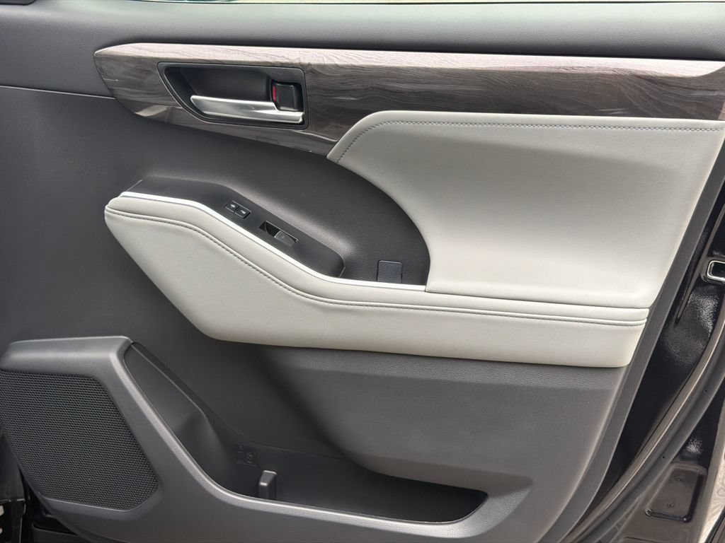 New 2026 Toyota Highlander Platinum AWD/4WD image 12