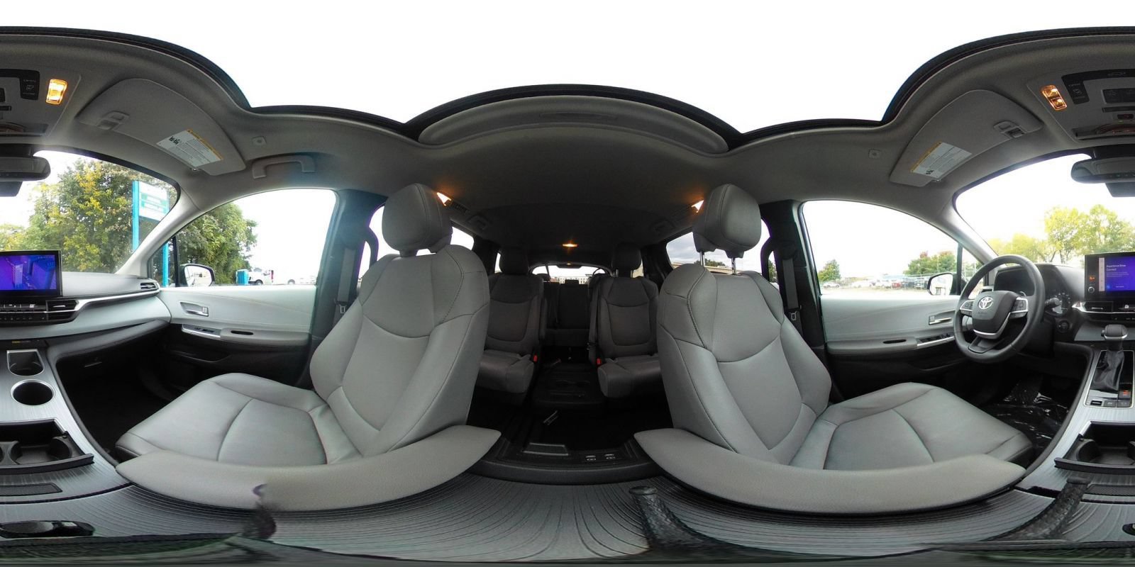 Used 2025 Toyota Sienna XLE FWD image 45