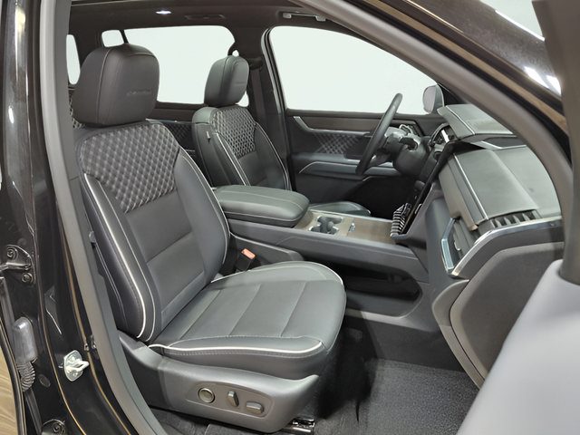 Used 2025 GMC Acadia Denali w/ LPO, Floor Liner Package AWD/4WD image 27