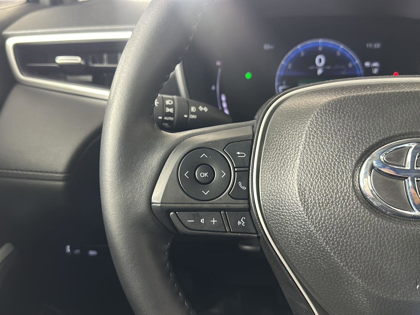 Used 2025 Toyota Corolla Cross XLE w/ Convenience Package image 7