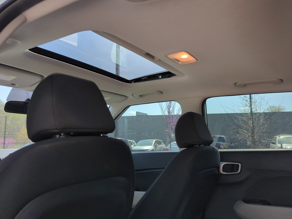 Used 2023 Hyundai Venue SEL image 18