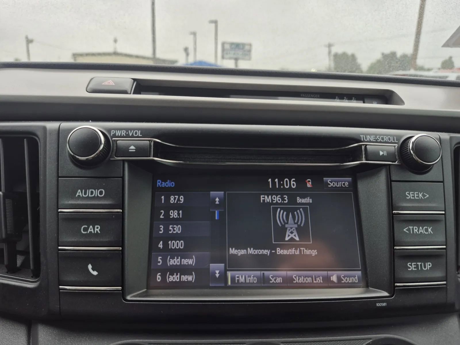 Used 2018 Toyota RAV4 LE FWD image 23