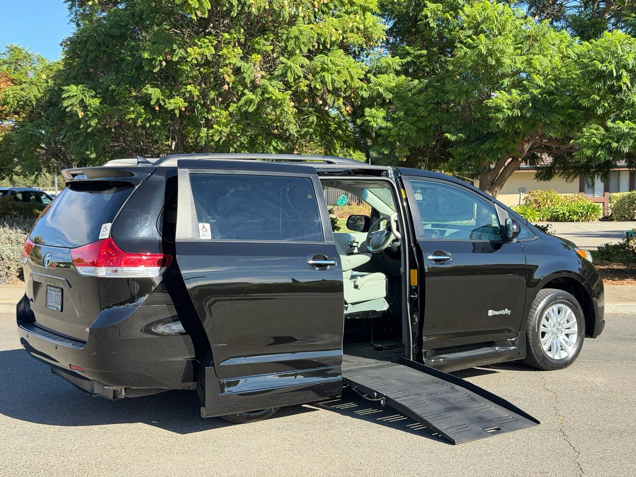 Used 2013 Toyota Sienna XLE w/ Premium Pkg FWD image 4