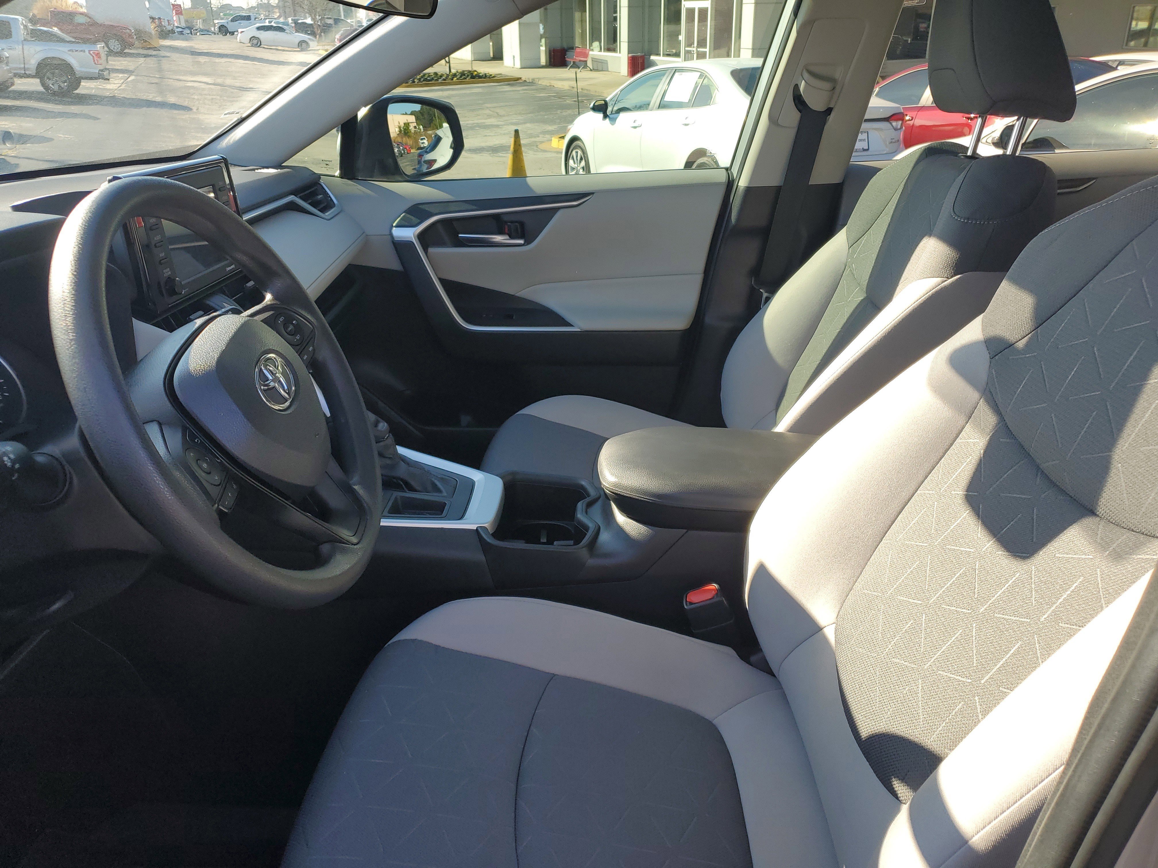 Used 2022 Toyota RAV4 XLE image 18