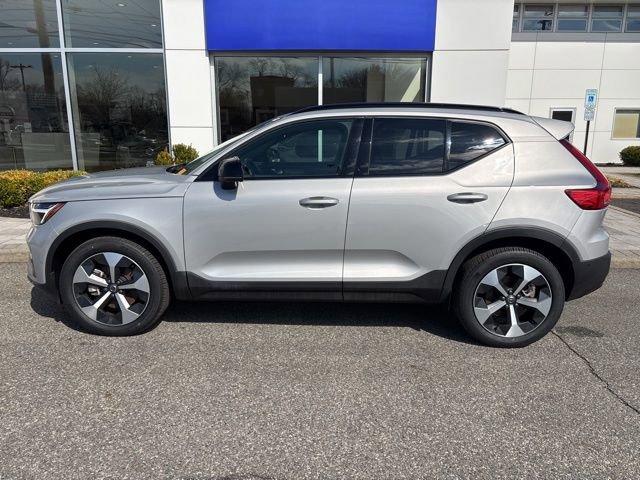 Used 2025 Volvo XC40 B5 Plus AWD/4WD image 2