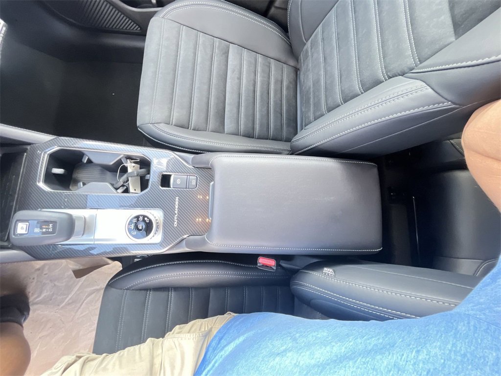 New 2025 Mitsubishi Outlander SE image 13