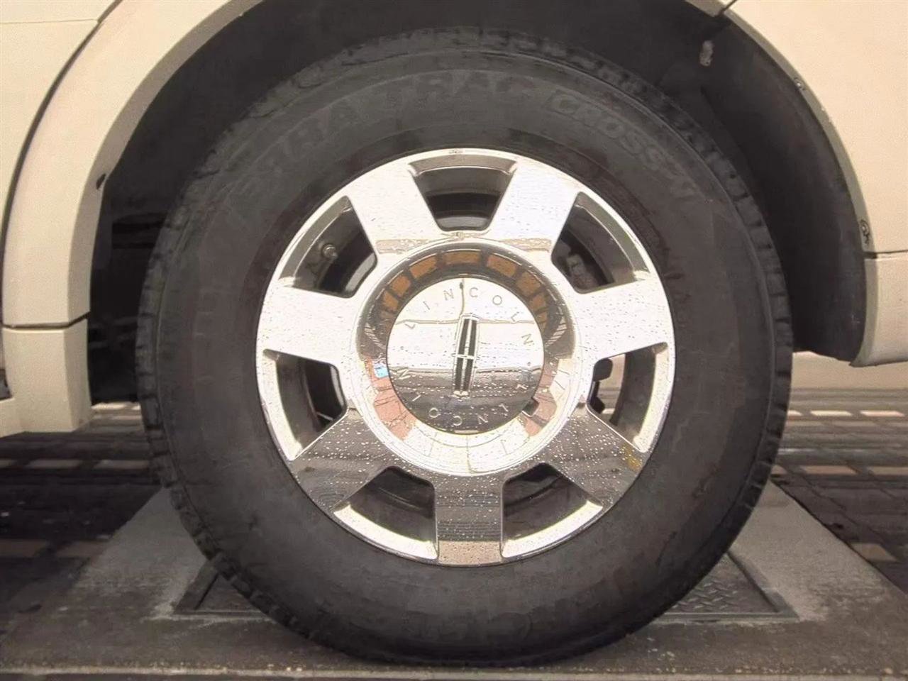 Used 2005 Lincoln Navigator Luxury image 12