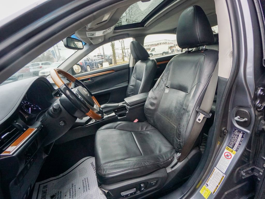 Used 2014 Lexus ES 300h w/ Luxury Package w/Bamboo Trim image 16