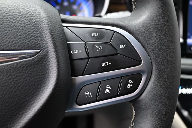 Certified 2024 Chrysler Pacifica Limited FWD image 30