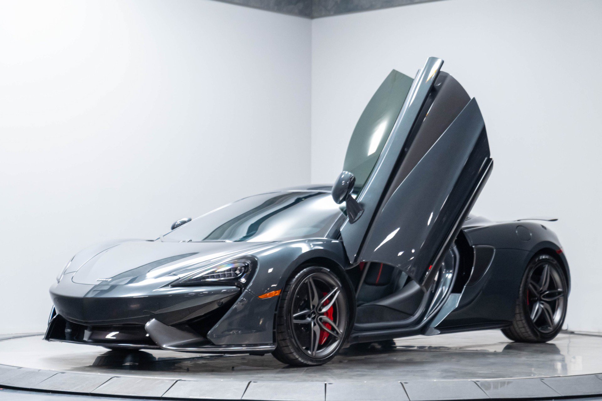 Used 2019 McLaren 570S Coupe RWD image 3