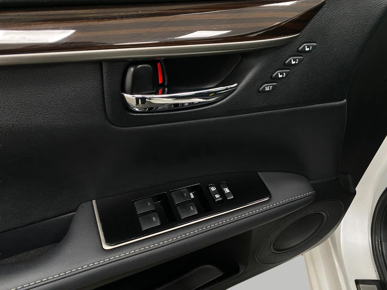 Used 2017 Lexus ES 350 w/ Luxury Package image 33