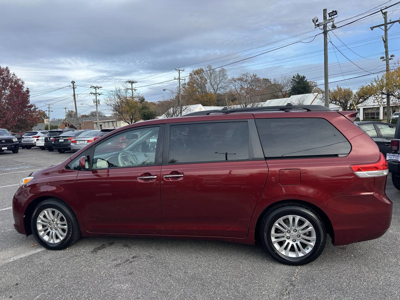 Used 2011 Toyota Sienna XLE w/ Premium Pkg image 8