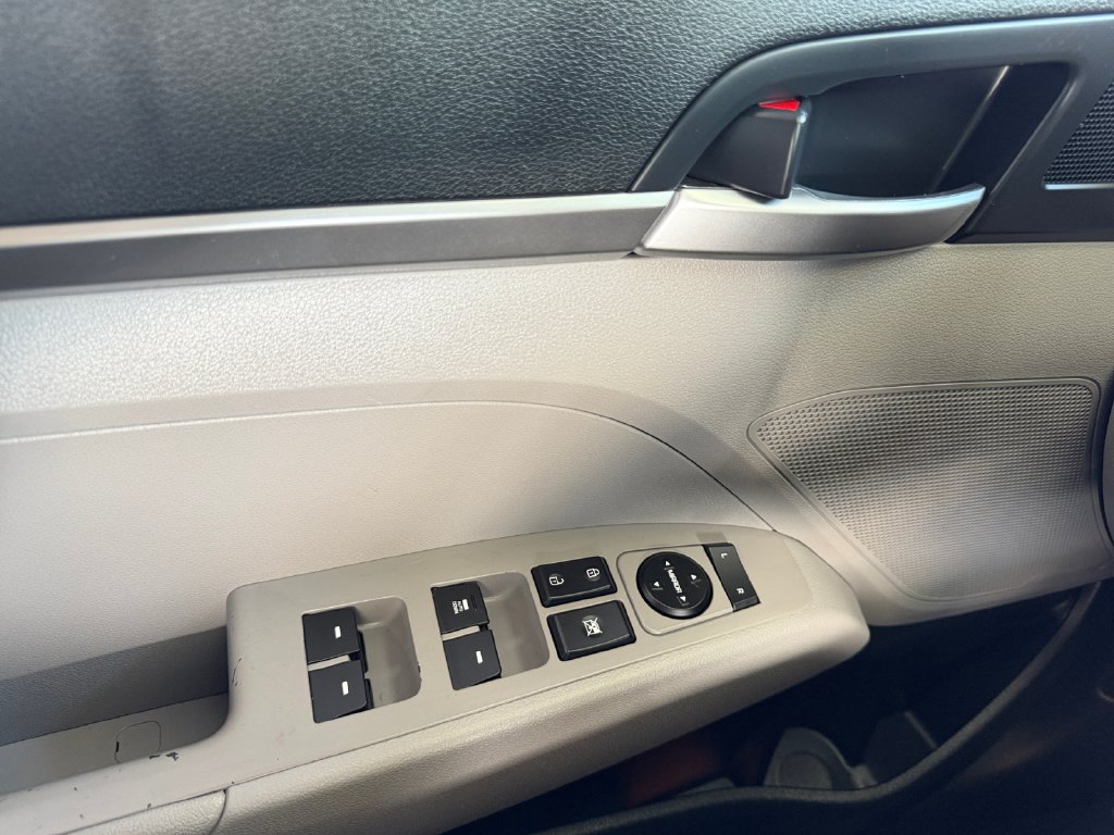 Used 2020 Hyundai Elantra SE FWD image 11