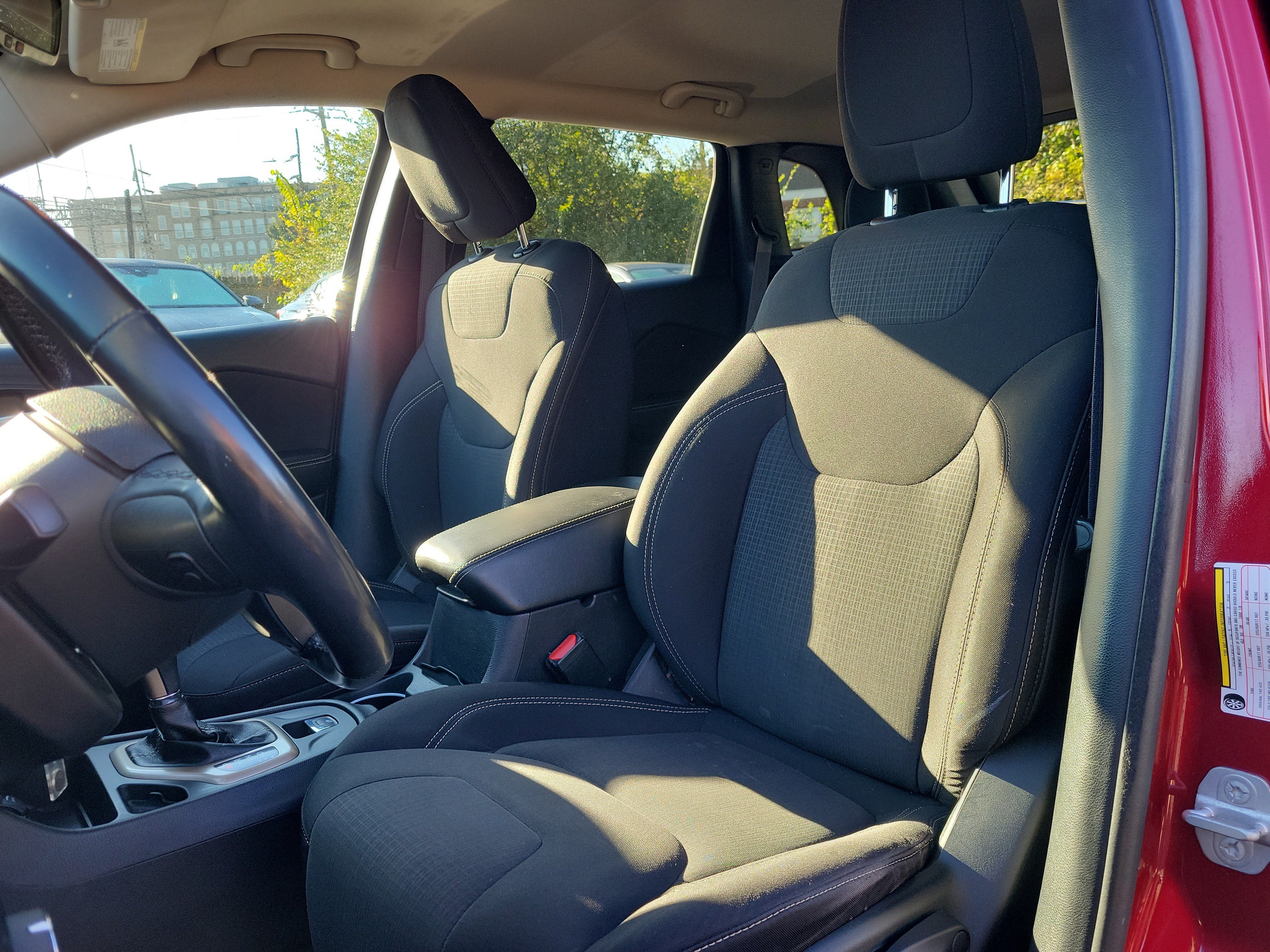 Used 2015 Jeep Cherokee Latitude w/ Cold Weather Group FWD image 17