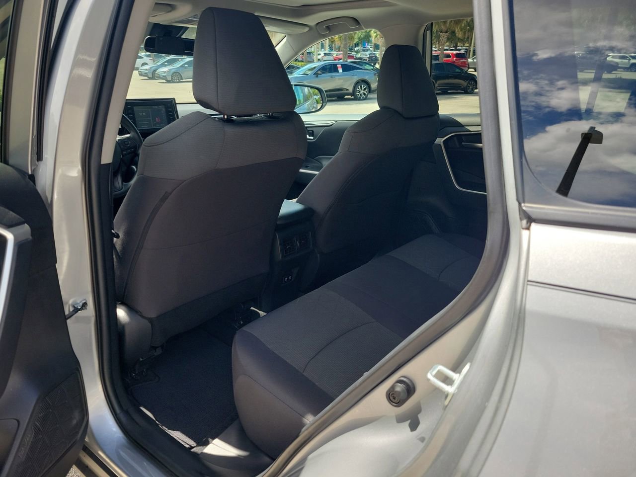 Used 2021 Toyota RAV4 XLE w/ Convenience Package FWD image 10