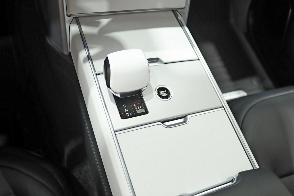 Used 2024 Land Rover Range Rover SV image 28