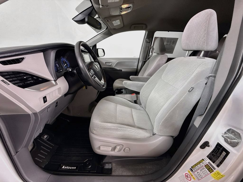 Certified 2018 Toyota Sienna LE FWD image 21