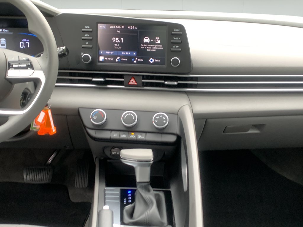 Certified 2026 Hyundai Elantra SE w/ Cargo Package FWD image 18