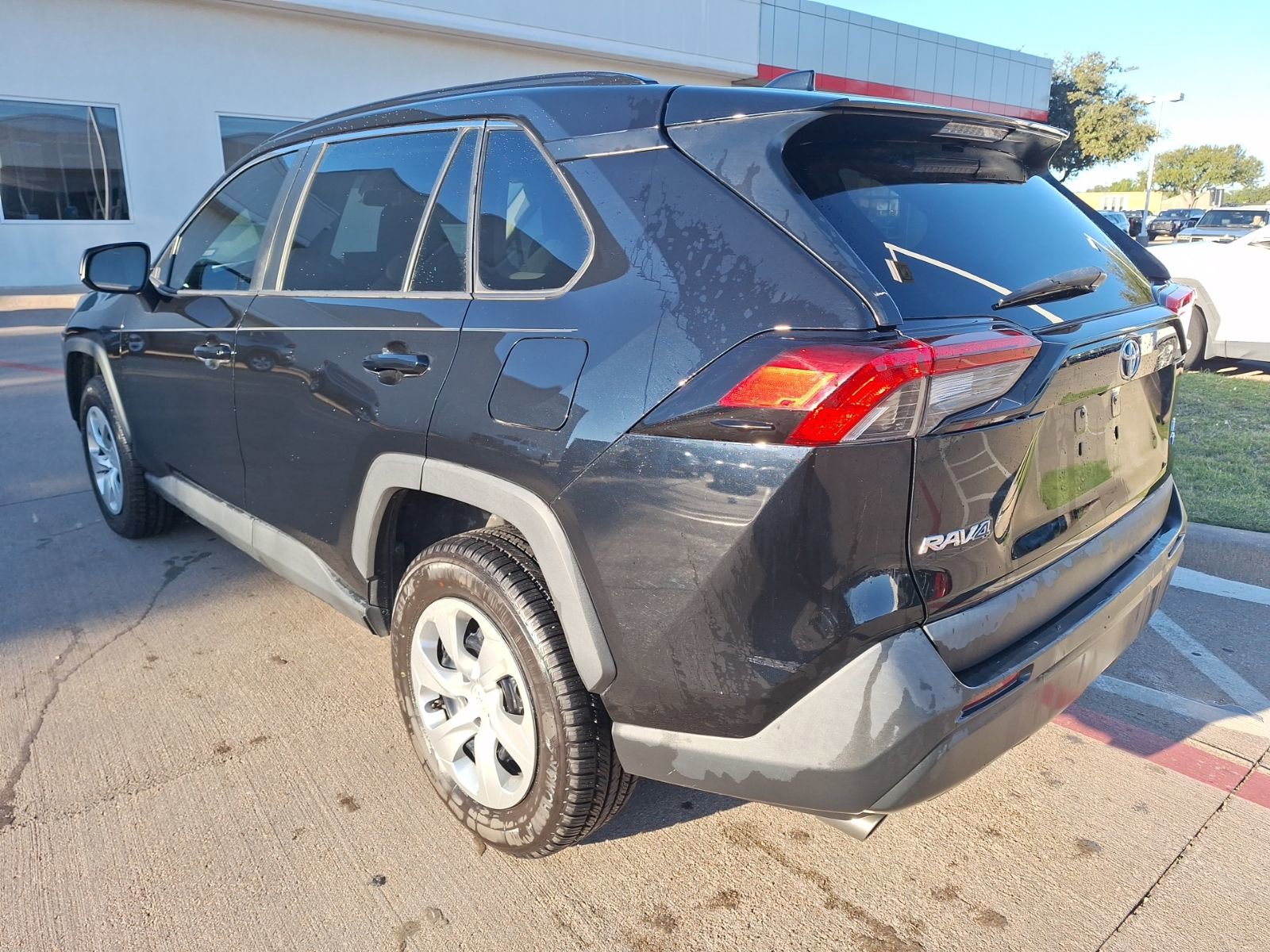 Used 2020 Toyota RAV4 LE image 4