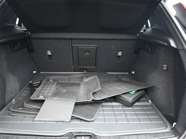 Used 2024 Volvo XC40 B5 Plus image 30