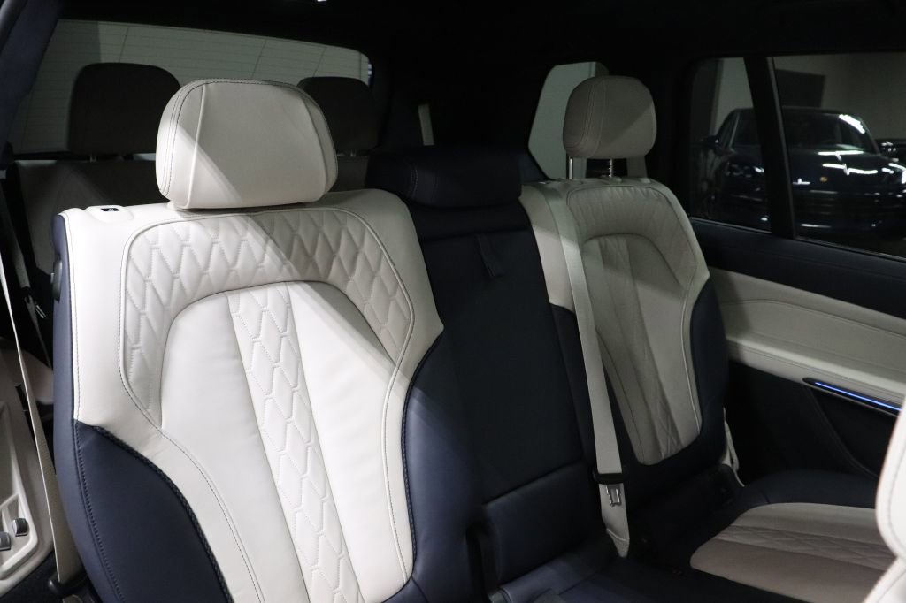 Used 2020 BMW X7 M50i w/ Dynamic Handling Package image 21