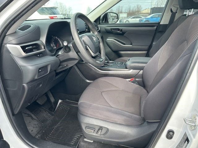 Used 2022 Toyota Highlander L image 11
