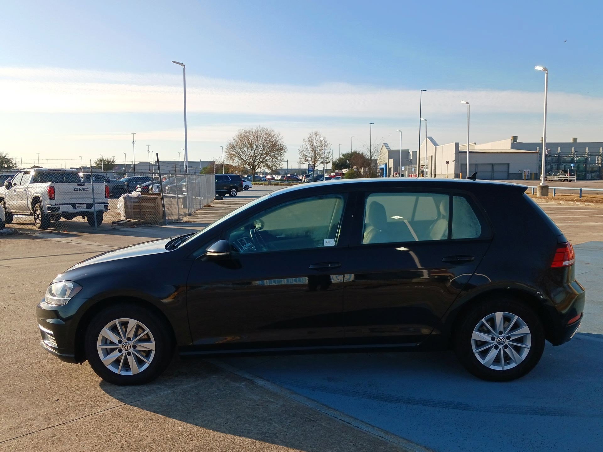 Used 2018 Volkswagen Golf S image 5