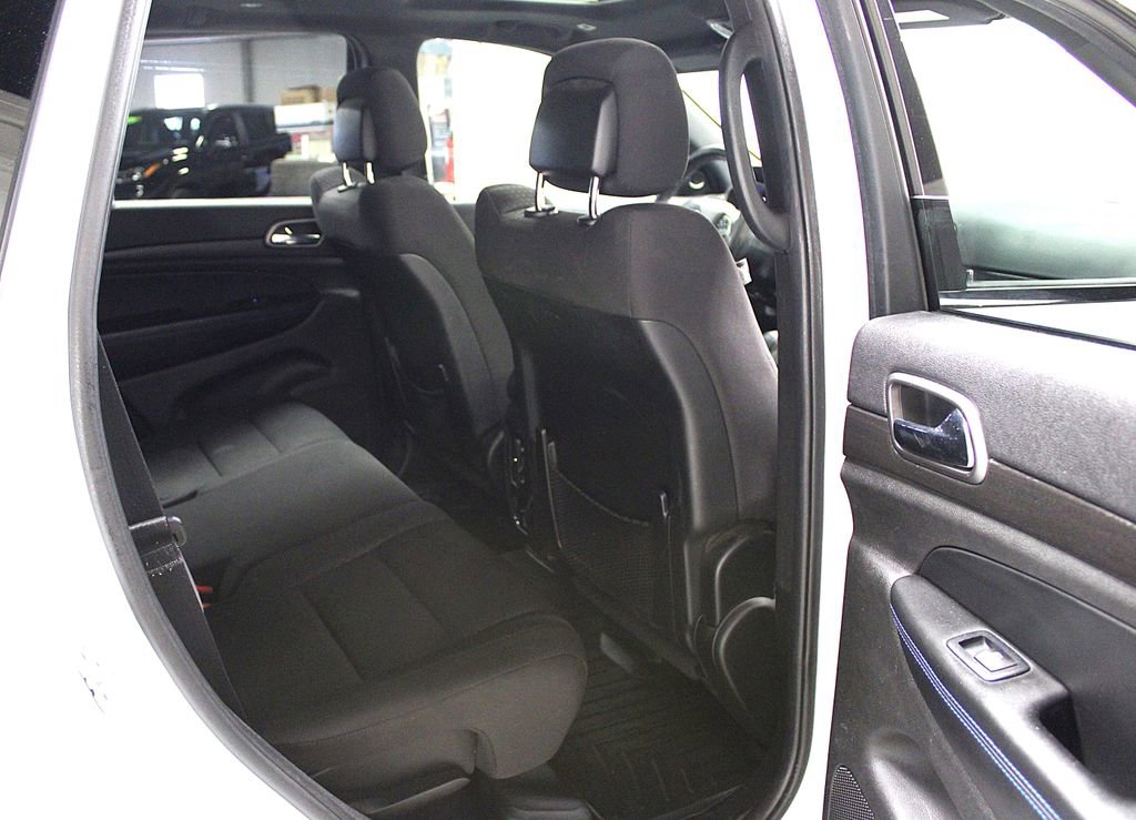 Used 2018 Jeep Grand Cherokee Laredo AWD/4WD image 35