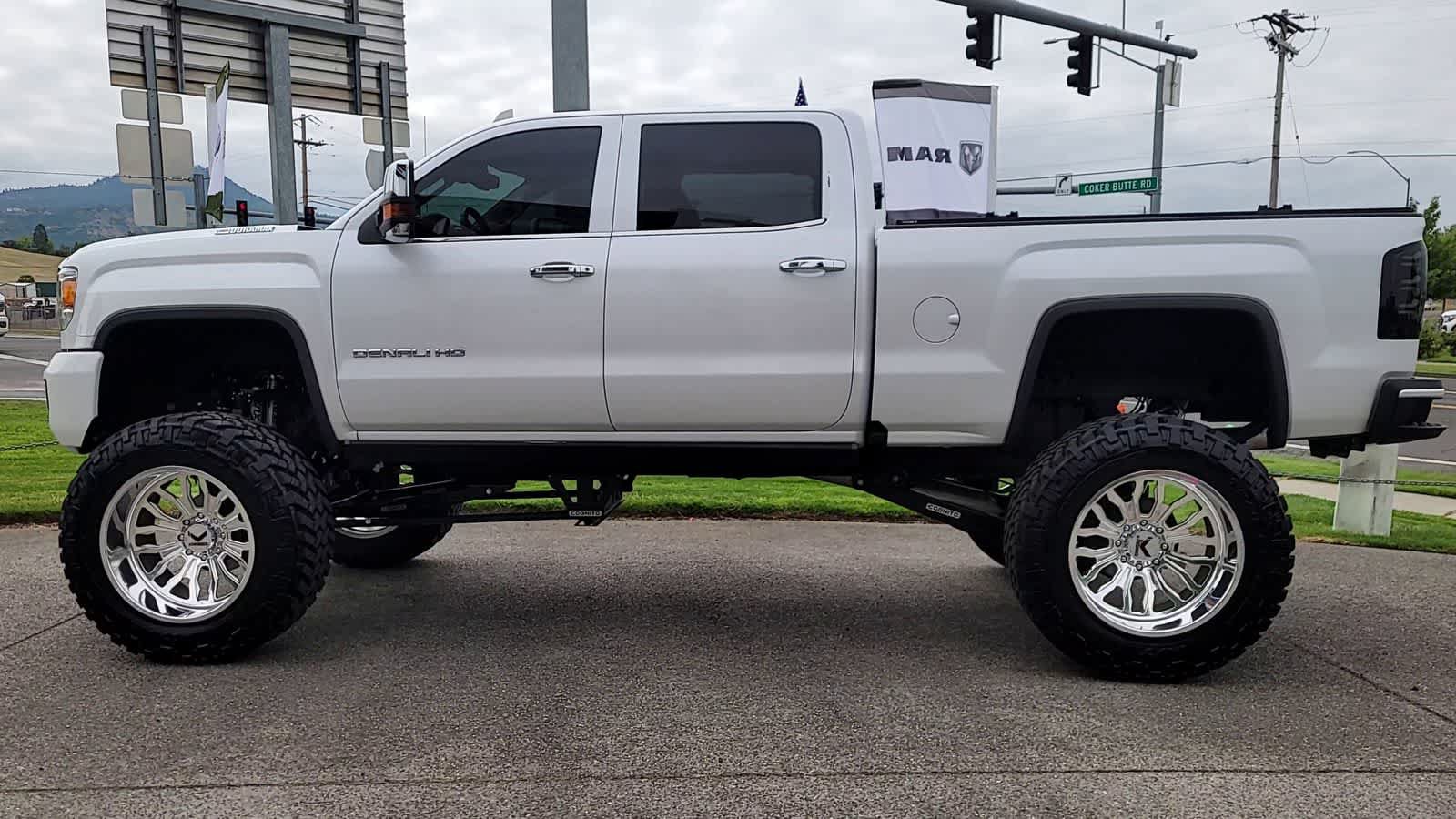 Used 2019 GMC Sierra 2500 Denali w/ Duramax Plus Package AWD/4WD image 5
