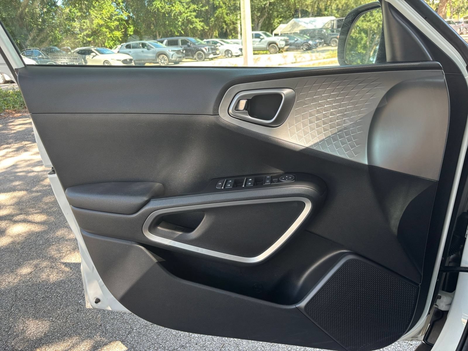 Used 2025 Kia Soul LX w/ LX Technology Package FWD image 18