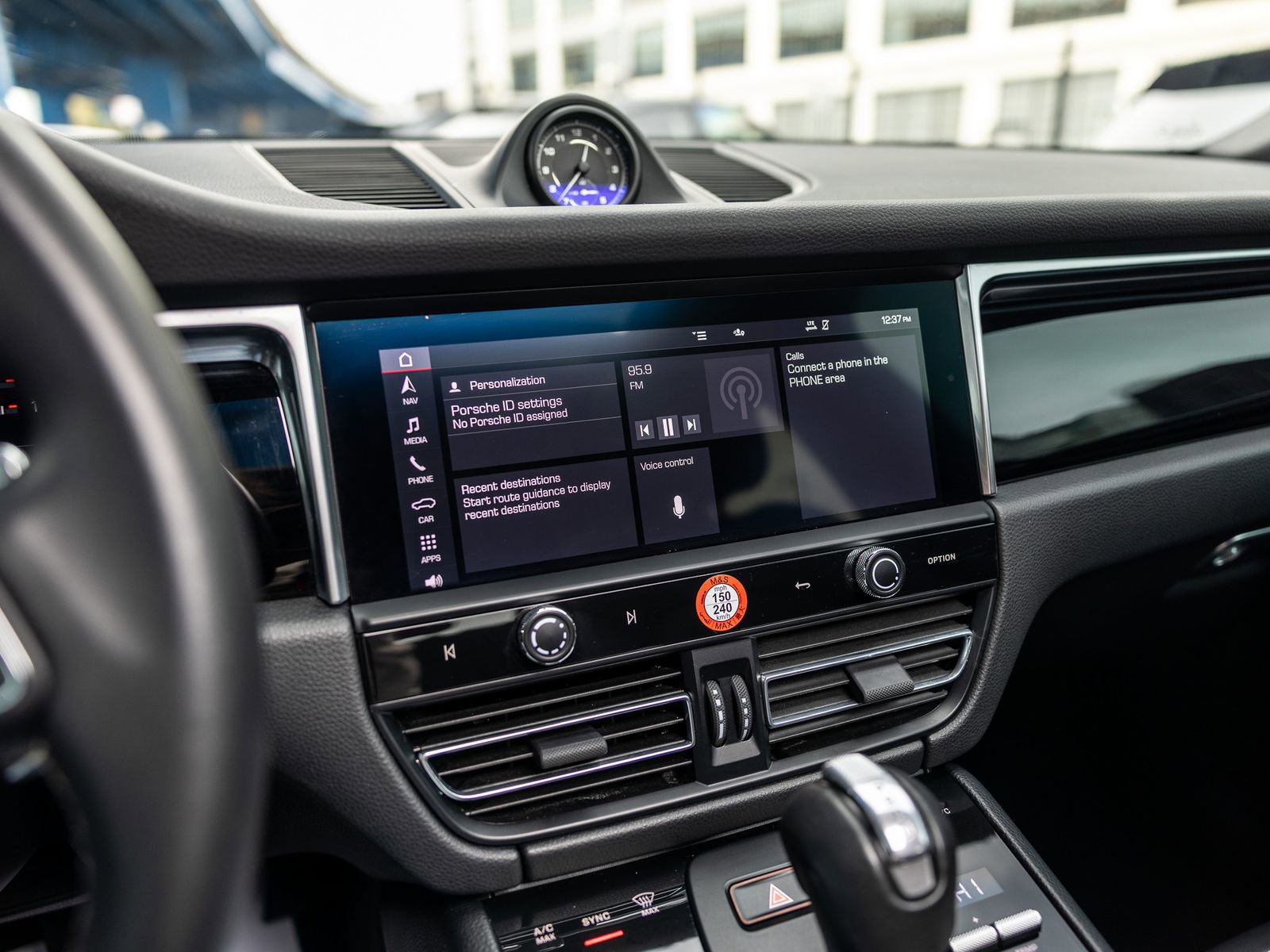 Certified 2023 Porsche Macan AWD/4WD image 28