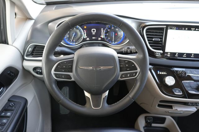 Used 2023 Chrysler Pacifica Touring-L FWD image 11