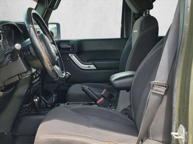 Used 2015 Jeep Wrangler Unlimited Rubicon w/ Connectivity Group AWD/4WD image 13