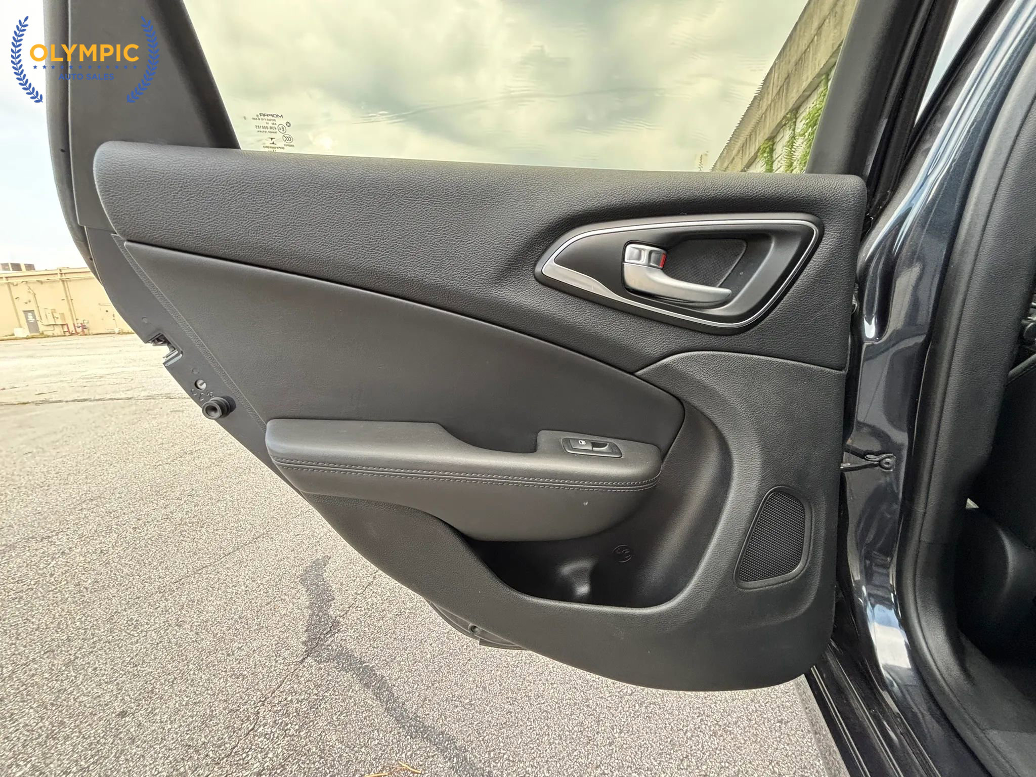 Used 2017 Chrysler 200 Limited Platinum w/ Comfort & Convenience Group image 43