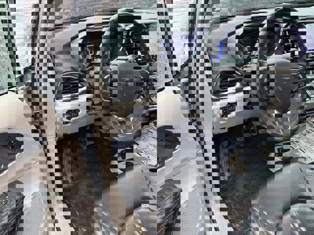 Used 2023 Chrysler Pacifica Touring-L image 9